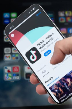 New York, ABD - 5 Ağustos 2024: TikTok uygulaması ile birlikte ekranda yakın plan görüntüsü bulanık arkaplan