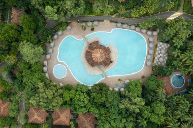 Ortası insansız hava aracı görünümlü mavi büyük yüzme havuzu.