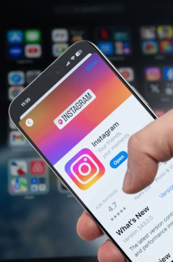 New York, ABD - 5 Ağustos 2024: Instagram uygulaması ile birlikte ekranda yakın plan görüntüsü bulanık arkaplan