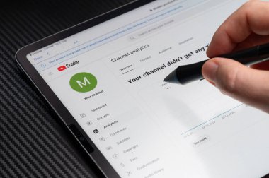 New York, ABD - 2 Ağustos 2024: Tablet ekrandaki Youtube kanal analizleriName