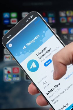 New York, ABD - 5 Ağustos 2024: Telegram uygulaması ile birlikte ekranda yakın plan görüntüsü bulanık arkaplan