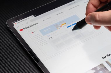 New York, ABD - 2 Ağustos 2024: Tablet ekran makrosu üzerindeki Youtube reklam şablonu