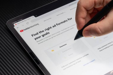 New York, ABD - 2 Ağustos 2024: Youtube reklamları tablet ekran makro yakın görünümde formatları keşfetti