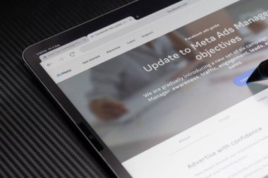 New York, ABD - 2 Ağustos 2024: Tablet ekran makrosu üzerindeki Facebook reklam rehberi