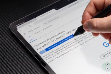 New York, ABD - 2 Ağustos 2024: Tablet ekran makrosu üzerindeki yapay zeka aramasını geliştirmek için Google reklamları rehberi