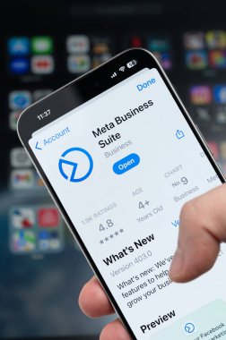 New York, ABD - 5 Ağustos 2024: Meta Business Suite uygulaması ile birlikte ekranda kapalı görünüm bulanık arkaplan