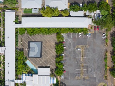 Basketbol sahası, İHA görünümünün üstündeki otoparkın yanında.