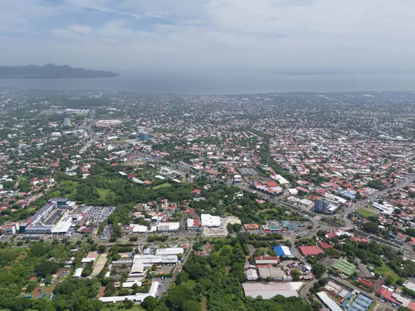 Managua, Nikaragua - 16 Ağustos 2024: Managua şehir manzarası göl arkası insansız hava aracı görüntüsü