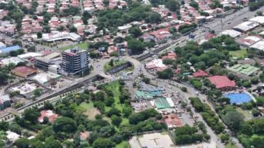 Managua, Nikaragua - 16 Ağustos 2024: Managua şehrinin insansız hava aracı görüşünde trafik