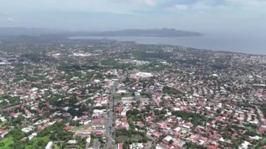 Managua, Nikaragua - 16 Ağustos 2024: Managua şehir manzarası göl arkası insansız hava aracı görüntüsü