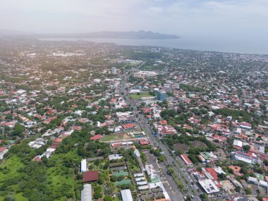 Managua, Nikaragua - 16 Ağustos 2024: Karayolu hava aracı görüşlü başkent Nikaragua Managua