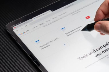 New York, ABD - 2 Ağustos 2024: Tablet ekran makrosu üzerindeki Google reklam performans araçları kapat görünümü