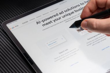 New York, ABD - 2 Ağustos 2024: Tablet ekrandaki Google 'da Ai destekli reklam çözeltisi