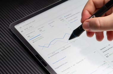 New York, ABD - 2 Ağustos 2024: Tablet ekran makrosu üzerine Google reklamları grafikleri görüntüleme