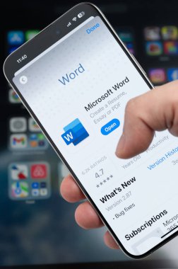 New York, ABD - 5 Ağustos 2024: Microsoft Word uygulaması ile birlikte ekranda yakın plan görüntüsü bulanık arkaplan