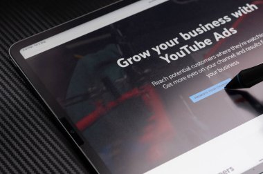 New York, ABD - 2 Ağustos 2024: Tablet ekrandaki Youtube reklamları ile işinizi büyütün