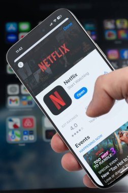 New York, ABD - 5 Ağustos 2024: Netflix uygulaması ile birlikte ekranda yakın plan görüntüsü bulanık arkaplan