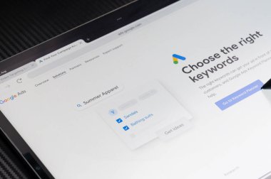 New York, ABD - 2 Ağustos 2024: Tablet ekrandaki Google reklamlarında sağdaki anahtar sözcük makro yakın görünüm