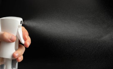 Plastik şişe başlığından çıkan zarif su püskürtüsü. Yakın görüş.