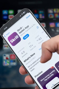 New York, ABD - 5 Ağustos 2024: Smartphone ile Yıldırım Atar uygulaması ekran makrosu kapalı görünüm bulanık arkaplan