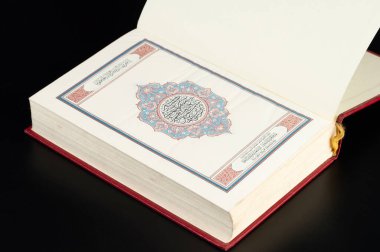 Açık Kur 'an kitabını okumaya başla.