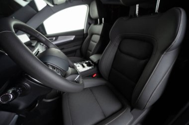 Kontrol düğmeleri olan deri araba direksiyonu. Görüntüyü kapat.