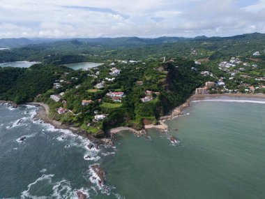 Sahil kıyısı insansız hava aracı manzaralı yerleşim alanı