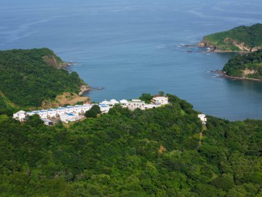 Yeşil tepe sahili üzerinde ikamet eden insansız hava aracı.