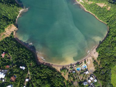 Yeşil okyanus körfezi, otel odası ve üst manzaralı havuz.