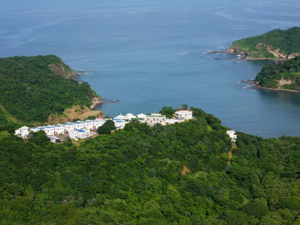 Yeşil tepe sahili üzerinde ikamet eden insansız hava aracı.