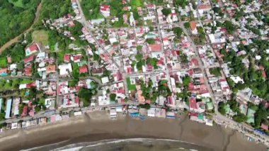 Nikaragua 'nın San Juan Del Sur kasabasındaki sokaklar insansız hava aracı manzarasının üstünde