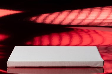 Kırmızı minimal arkaplanda boş kare kutu platformu