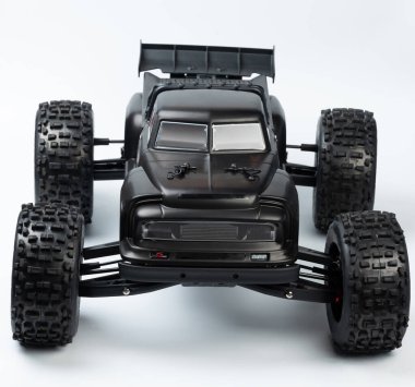 Oyuncak canavar kamyon ön görünümü stüdyo arka planında izole