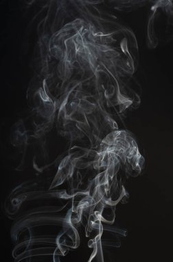 Açık beyaz duman çizgisi siyah arkaplanda şeffaf bir şekilde dönüyor