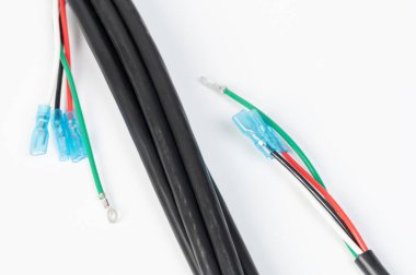 Elektrik kablosunu ve plastik kabloyu bağlayan bakır