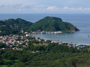 Panorama 'daki iskele bölümü San Juan Del Sur Nikaragua' da sabah güneşli hava aracı görüntüsü