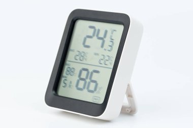 Sıcaklık ve nem perspektifli dijital iklim termometresi izole edildi