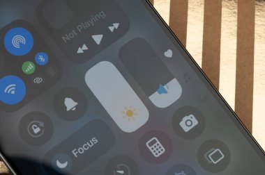 New York, ABD - 14 Ekim 2024: Yakın görüntüde Apple iphone akıllı telefon düğmelerindeki kontrol merkezi