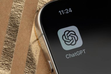 New York, ABD - 14 Ekim 2024: ChatGPT uygulama simgesi akıllı telefon görüntüsü kapat