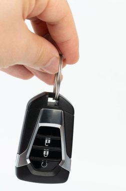 Zincirli uzaktan kumandalı kablosuz araba anahtarı beyaz stüdyo arka planında izole edilmiş.