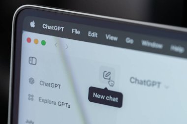 New York, ABD - 17 Ekim 2024: Ekranda ChatGPT AI web sayfası servisi ile yeni bir sohbet başlatın