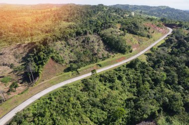 Dağ manzaralı kırsal yol insansız hava aracı manzaralı