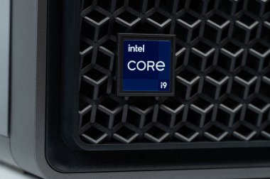 New York, ABD - 24 Ekim 2024: Plastik bilgisayar kutusundaki Intel çekirdek i9 işlemcisi