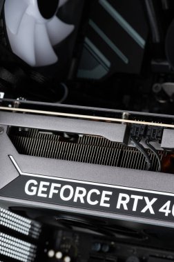 New York, ABD - 24 Ekim 2024: Oyun bilgisayarı içinde grafik kartı bileşenleri temizleme