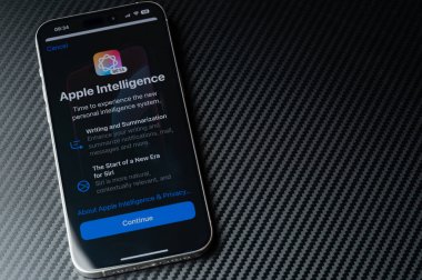 New York, ABD - 29 Ekim 2024: Apple Intelligence 'ı siyah masa arkasındaki akıllı telefon ekranında kurun