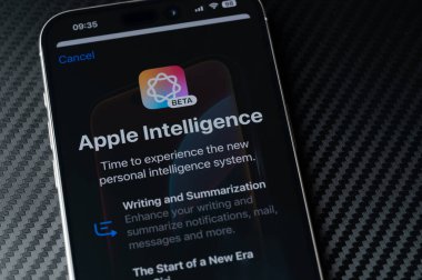 New York, ABD - 29 Ekim 2024: Apple Intelligence Beta kara masa arkaplanındaki akıllı telefon ekranında