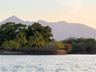 Alacakaranlıkta Mombacho volkanı ve önünde ada