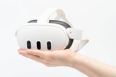 New York, ABD - 5 Kasım 2024: Meta quest 3 vr kulaklık el falı beyaz stüdyo arka planda izole