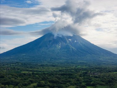Concepcion volkanı, yeşil kara havasında bulutlu zirve yapıyor.