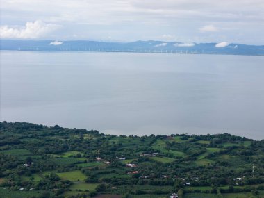 Nikaragua 'da göl kıyısındaki yel değirmenleri hava aracı görüntüsü